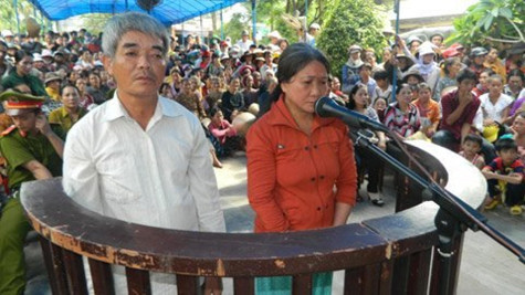 Cặp vợ chồng nhẫn tâm nghe Tòa phán xử.