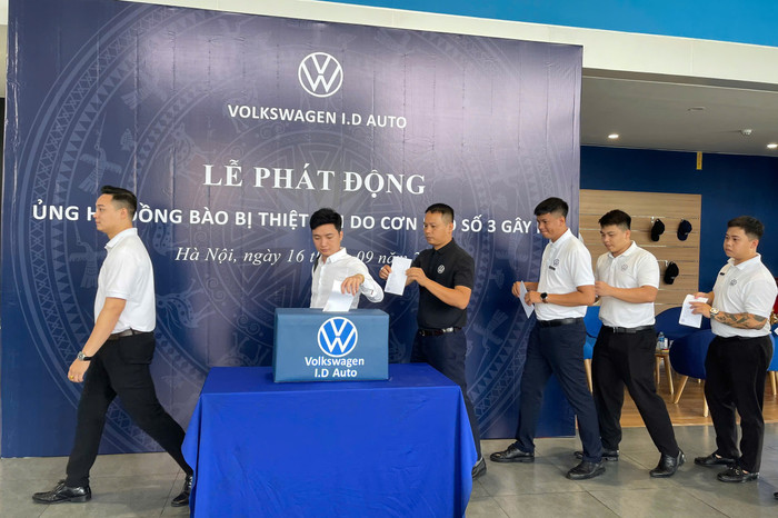 Các cán bộ, nhân viên tham gia ủng hộ. GDVN_3 (2).jpg