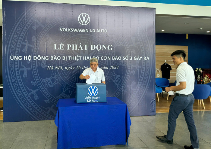 Tổng Giám đốc Công ty cổ phần I.D Auto ủng hộ đồng bào bị bão lũ. GDVN_2 (2).jpg