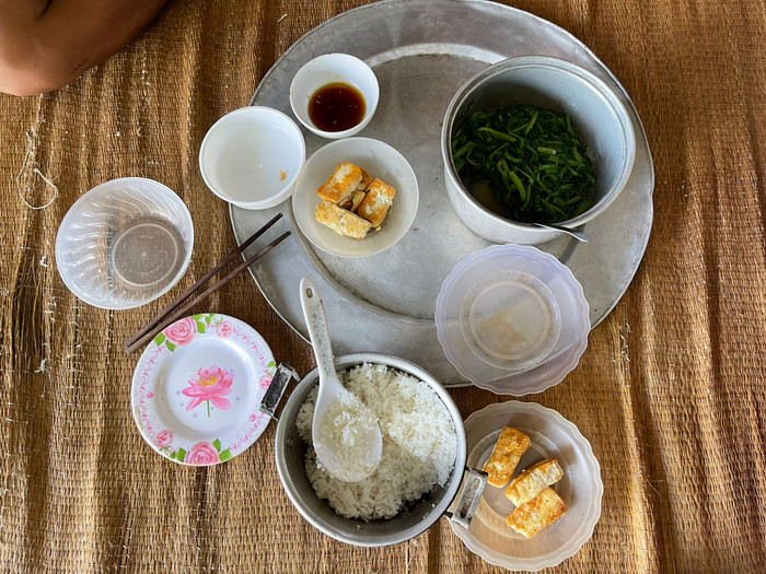 Bữa ăn trưa đạm bạc thường xuyên của 5 người, trong đó có 4 người bị tâm thần. Ảnh: Trung Dũng GDVN_4.jpg