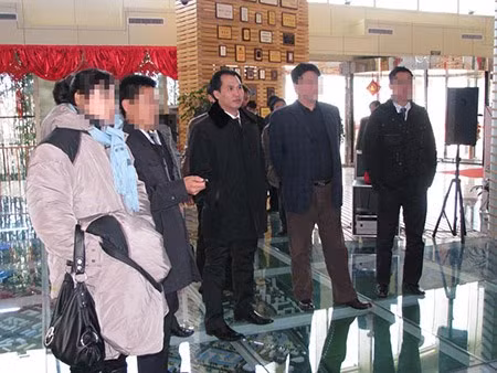 Chồng cũ của Hoa hậu Diễm Hương - ông Đinh Trường Chinh (giữa). Ảnh:TL