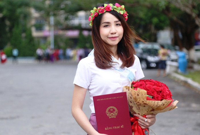 Tân Thạc sĩ đến từ Bộ Công thương Lào vui mừng nhận bằng tốt nghiệp của trường Đại học ở Việt Nam. Ảnh: TT Tân Thạc sĩ đến từ Bộ Công thương Lào vui mừng nhận bằng tốt nghiệp của trường Đại học ở Việt Nam. Ảnh: TT