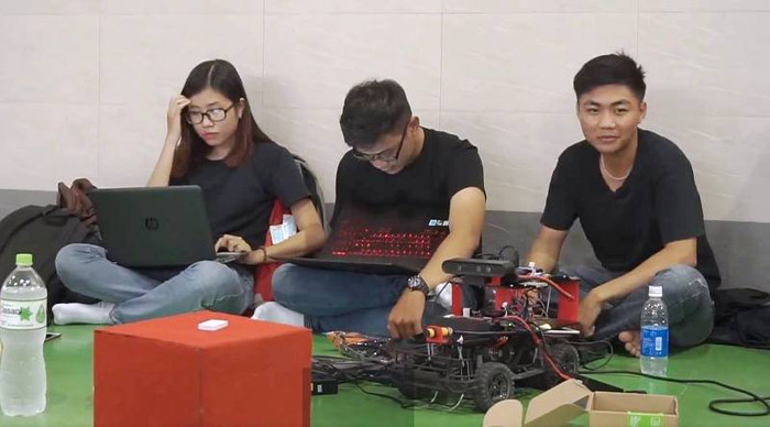 Các thành viên đội DUT Stark miệt mài luyện tập để chuẩn bị cho cuộc "tranh vàng" tại Hà Nội sắp tới. Ảnh: TT Các thành viên đội DUT Stark miệt mài luyện tập để chuẩn bị cho cuộc "tranh vàng" tại Hà Nội sắp tới. Ảnh: TT