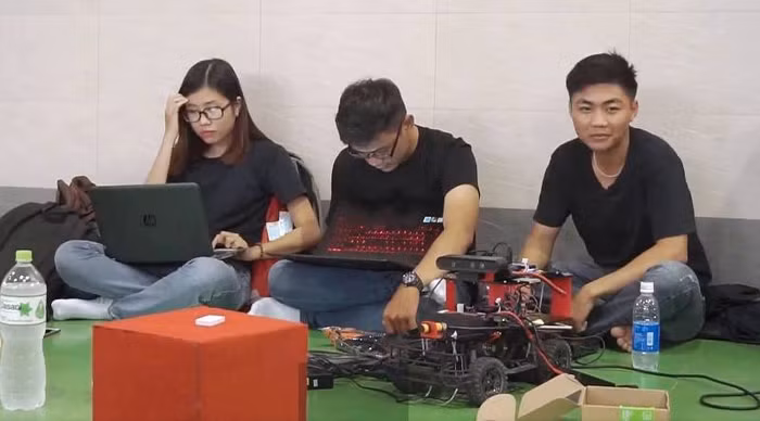 Các thành viên đội DUT Stark miệt mài luyện tập để chuẩn bị cho cuộc "tranh vàng" tại Hà Nội sắp tới. Ảnh: TT