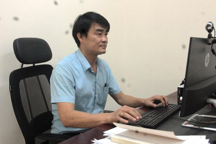 Sau những tuần xung phong tình nguyện chống dịch, thầy Út lại tất bật chuẩn bị trường lớp để đón học sinh đi học trực tiếp trở lại. Ảnh: AN Sau những tuần xung phong tình nguyện chống dịch, thầy Út lại tất bật chuẩn bị trường lớp để đón học sinh đi học trực tiếp trở lại. Ảnh: AN