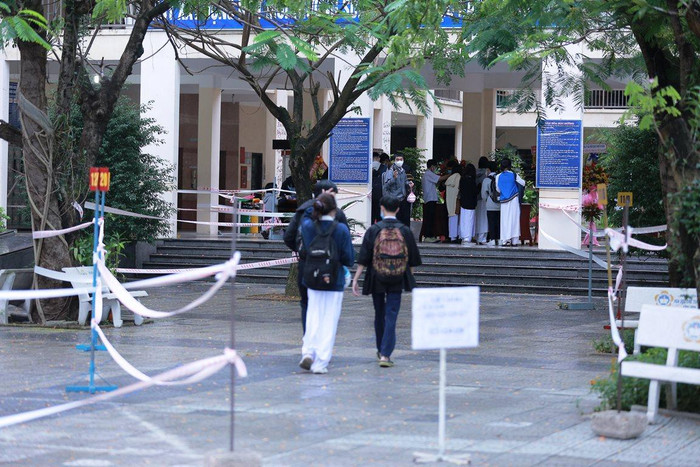 Nhiều học sinh khối 12 vui mừng vì được trở lại trường học trực tiếp sau một thời gian dài phải học trực tuyến. Nhiều học sinh khối 12 vui mừng vì được trở lại trường học trực tiếp sau một thời gian dài phải học trực tuyến.