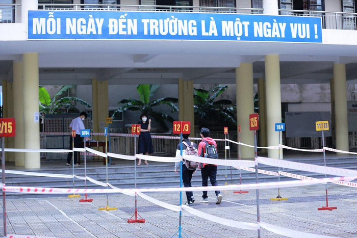 Nhiều trường trung học phổ thông dựng các lối đi riêng cho từng lớp để tránh tiếp xúc. Nhiều trường trung học phổ thông dựng các lối đi riêng cho từng lớp để tránh tiếp xúc.