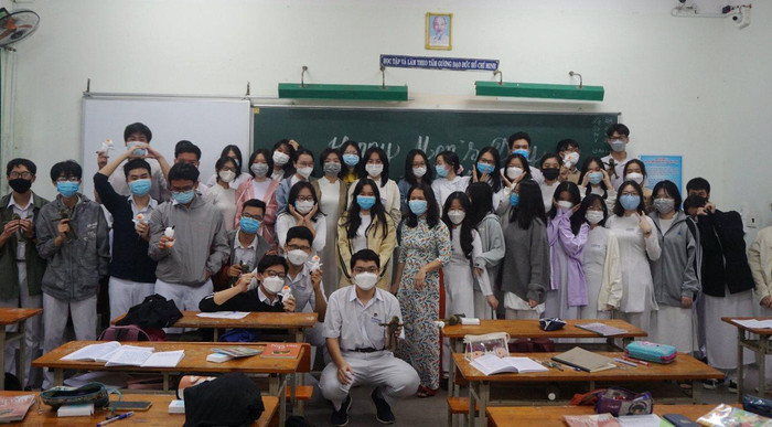 Trước đó, từ ngày 20 đến 22/11, Đà Nẵng cũng đã tiêm vắc xin cho gần 35.000 học sinh thuộc các khối lớp 8, lớp 9 nhằm chuẩn bị cho việc mở cửa lại trường học của Đà Nẵng vào cuối tháng 11 này. Trước đó, từ ngày 20 đến 22/11, Đà Nẵng cũng đã tiêm vắc xin cho gần 35.000 học sinh thuộc các khối lớp 8, lớp 9 nhằm chuẩn bị cho việc mở cửa lại trường học của Đà Nẵng vào cuối tháng 11 này.