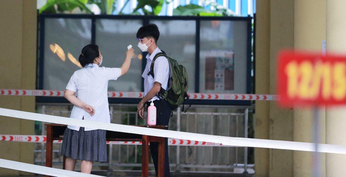 Sau khi phát hiện một trường giáo viên dạy tiếng Anh bị mắc covid-19 thì 4 lớp học trong trường phải chuyển sang học trực tuyến. Ảnh: AN Sau khi phát hiện một trường giáo viên dạy tiếng Anh bị mắc covid-19 thì 4 lớp học trong trường phải chuyển sang học trực tuyến. Ảnh: AN