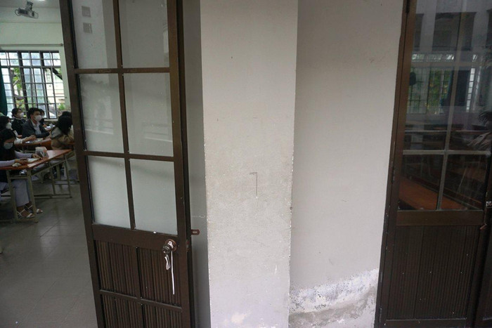 Các lớp học trong trường được thực hiện giãn cách nhằm tránh sự tiếp xúc trực tiếp. Các lớp học trong trường được thực hiện giãn cách nhằm tránh sự tiếp xúc trực tiếp.