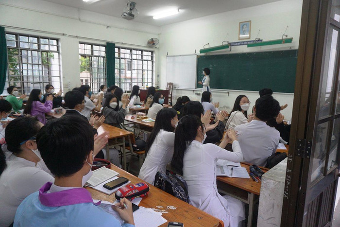 Buổi học đầu tiên sau kỳ nghỉ dài vì Covid-19 bắt đầu bằng những lời hỏi thăm nhau. Buổi học đầu tiên sau kỳ nghỉ dài vì Covid-19 bắt đầu bằng những lời hỏi thăm nhau.