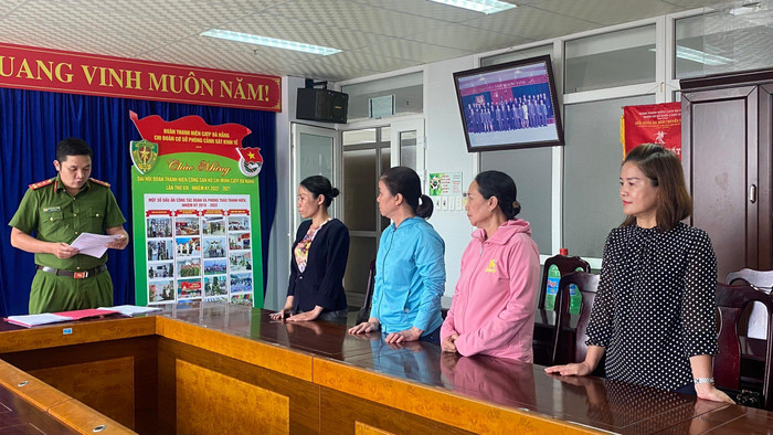 Cơ quan công an đọc lệnh khởi tố bị can đối với bốn bị can nguyên là Hiệu trưởng và thủ quỹ của Trường mầm non Hoa Ngọc Lan. Ảnh: AN Cơ quan công an đọc lệnh khởi tố bị can đối với bốn bị can nguyên là Hiệu trưởng và thủ quỹ của Trường mầm non Hoa Ngọc Lan. Ảnh: AN