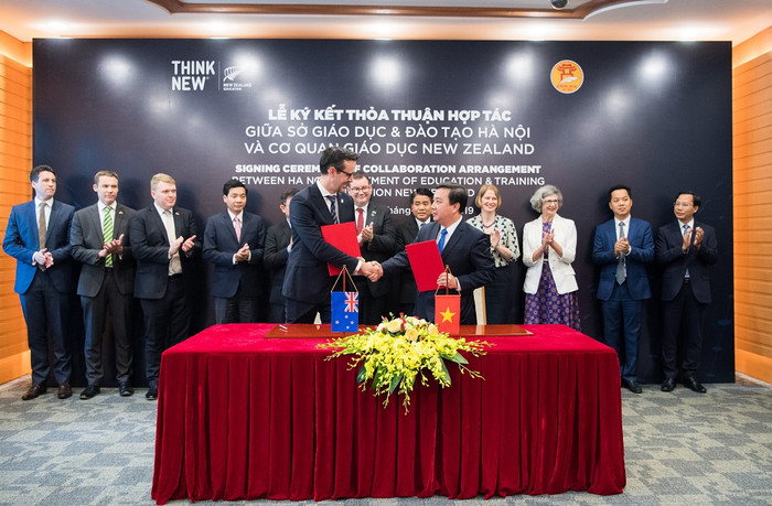 Đại diện Giáo dục New Zealand và Sở Giáo dục và Đào tạo Hà Nội ký kết thỏa thuận hợp tác giáo dục.(Ảnh: Sở Giáo dục và Đào tạo Hà Nội) Đại diện Giáo dục New Zealand và Sở Giáo dục và Đào tạo Hà Nội ký kết thỏa thuận hợp tác giáo dục.(Ảnh: Sở Giáo dục và Đào tạo Hà Nội)