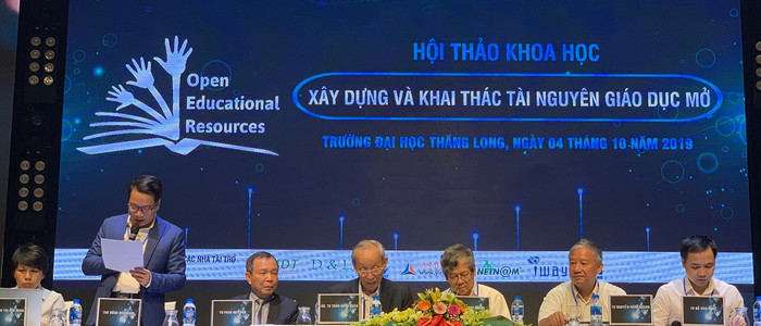 Ngày 4/10, tại Hà Nội, Hiệp hội Các trường đại học, cao đẳng Việt Nam phối hợp với Hội thư viện, Hội tin học Việt Nam tổ chức hội thảo “Xây dựng và khai thác tài nguyên giáo dục mở”. (Ảnh: Thùy Linh)