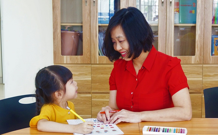 Cô Nguyễn Thị Ngân Hoa – Hiệu trưởng Trường Tiểu học và Trung học cơ sở Victoria Thăng Long (Hà Nội) đang hướng dẫn học sinh (Ảnh nhà trường cung cấp)