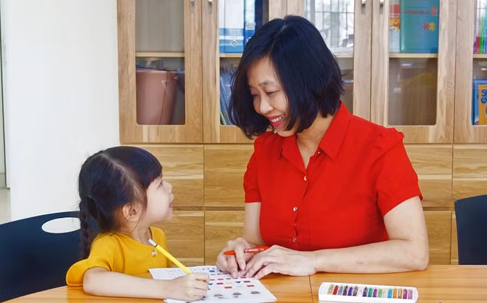 Cô Nguyễn Thị Ngân Hoa – Hiệu trưởng Trường Tiểu học và Trung học cơ sở Victoria Thăng Long (Hà Nội) đang hướng dẫn học sinh (Ảnh nhà trường cung cấp)