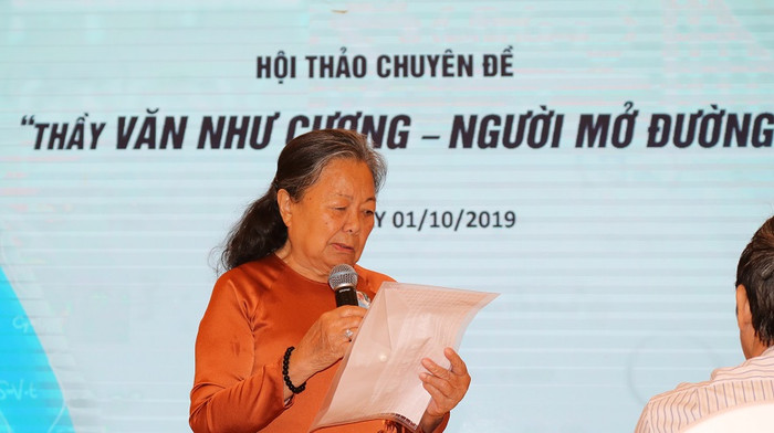 Người vợ tần tảo của thầy Cương rất xúc động trong buổi hội thảo, cả hội trường bỗng trở nên lặng thinh khi cô vừa chia sẻ, giọt nước mắt vừa lăn dài. (Ảnh: Đỗ Thơm)