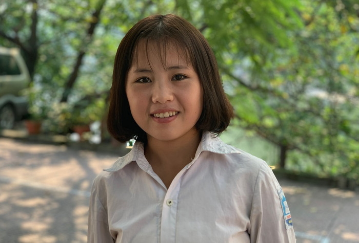 Sùng Thị Sao nhớ lại: “Để đến trường trung học phổ thông, hàng ngày em phải đi bộ mất hơn 2 tiếng. Con đường đèo núi này chỉ cần mưa to sẽ sạt lở’".(Ảnh: Thùy Linh) Sùng Thị Sao nhớ lại: “Để đến trường trung học phổ thông, hàng ngày em phải đi bộ mất hơn 2 tiếng. Con đường đèo núi này chỉ cần mưa to sẽ sạt lở’".(Ảnh: Thùy Linh)