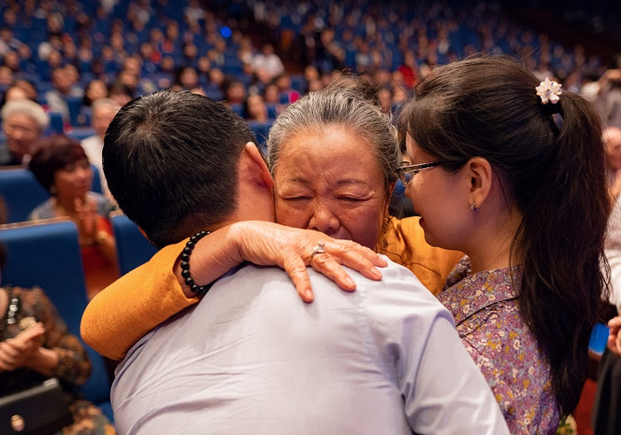 Học trò cũ đến chia sẻ niềm chung vui với cô Đào Kim Oanh (áo vàng) - người vợ thảo hiền, người đồng nghiệp, cũng là “hậu phương vững chắc” của thầy Văn Như Cương về 30 năm hình thành và phát triển của nhà trường Ảnh: Ban tổ chức) Học trò cũ đến chia sẻ niềm chung vui với cô Đào Kim Oanh (áo vàng) - người vợ thảo hiền, người đồng nghiệp, cũng là “hậu phương vững chắc” của thầy Văn Như Cương về 30 năm hình thành và phát triển của nhà trường Ảnh: Ban tổ chức)