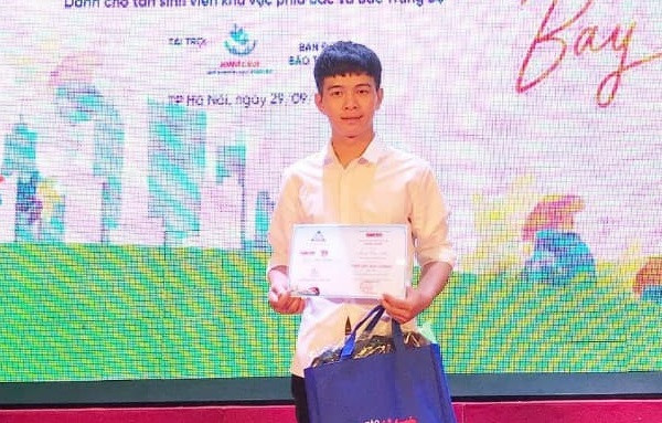 Sùng Thìn Phà tha thiết mong bố mẹ cho đi học đại học bởi nam sinh nghĩ nếu ở nhà theo chân bố mẹ làm nương, rẫy thì cuộc sống sẽ không cải thiện được là bao.(Ảnh nhân vật cung cấp)