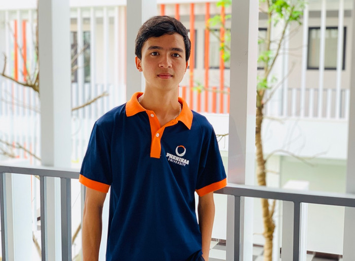 Dù bị khuyết tật bàn tay trái nhưng Sang luôn là thành viên trong đội tuyển học sinh giỏi cấp huyện, cấp tỉnh và giành giải Ba cấp tỉnh môn Vật lý. (Ảnh: Thùy Linh) Dù bị khuyết tật bàn tay trái nhưng Sang luôn là thành viên trong đội tuyển học sinh giỏi cấp huyện, cấp tỉnh và giành giải Ba cấp tỉnh môn Vật lý. (Ảnh: Thùy Linh)