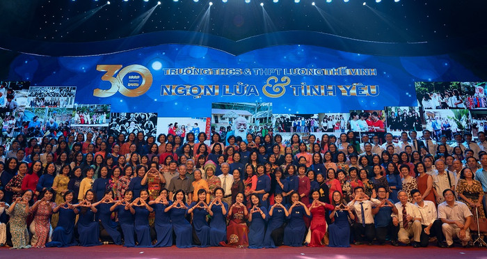 Lễ kỉ niệm 30 năm là dịp để các thế hệ thầy và trò cùng nhau ôn lại kỉ niệm với niềm tự hào, yêu quý và trân trọng về những năm tháng đẹp đẽ của tuổi thanh xuân tươi đẹp. (Ảnh: Ban tổ chức) Lễ kỉ niệm 30 năm là dịp để các thế hệ thầy và trò cùng nhau ôn lại kỉ niệm với niềm tự hào, yêu quý và trân trọng về những năm tháng đẹp đẽ của tuổi thanh xuân tươi đẹp. (Ảnh: Ban tổ chức)