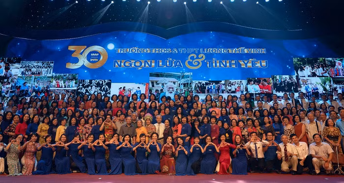 Lễ kỉ niệm 30 năm là dịp để các thế hệ thầy và trò cùng nhau ôn lại kỉ niệm với niềm tự hào, yêu quý và trân trọng về những năm tháng đẹp đẽ của tuổi thanh xuân tươi đẹp. (Ảnh: Ban tổ chức)