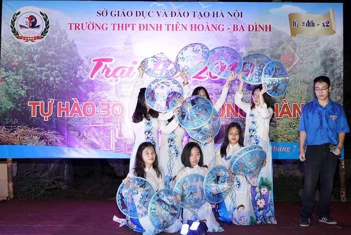 Phó giáo sư Đặng Quốc Bảo nhận xét, 30 năm qua thầy cô Đinh Tiên Hoàng đã làm tròn cả 4 vai (Ảnh nhà trường cung cấp)