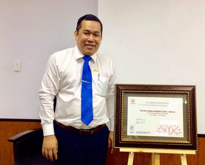 Ông Út cho rằng, trong bối cảnh Việt Nam, nền giáo dục còn cần thêm nhiều thời gian và sự quyết tâm để theo kịp các nền giáo dục tiên tiến trên thế giới thì thông tin xếp loại trên bằng cấp cũng cần thiết.(Ảnh thầy Út cung cấp) Ông Út cho rằng, trong bối cảnh Việt Nam, nền giáo dục còn cần thêm nhiều thời gian và sự quyết tâm để theo kịp các nền giáo dục tiên tiến trên thế giới thì thông tin xếp loại trên bằng cấp cũng cần thiết.(Ảnh thầy Út cung cấp)