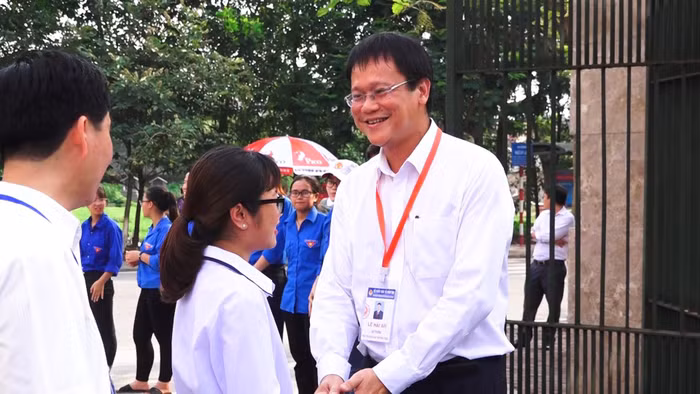 Thứ trưởng Lê Hải An hỏi chuyện các thí sinh ở Hưng Yên trong kỳ thi trung học phổ thông quốc gia năm 2019. Ảnh: Anh Phú