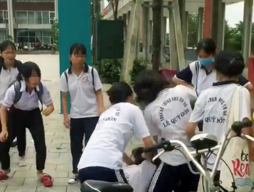 Nữ sinh Bình Dương bị bạn học đánh (chụp lại từ clip) Nữ sinh Bình Dương bị bạn học đánh (chụp lại từ clip)