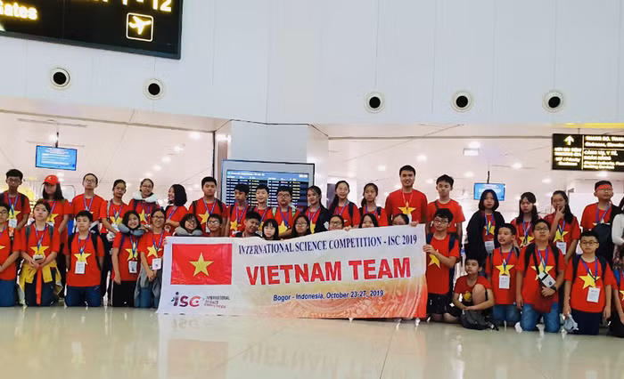 Đoàn học sinh quận Hoàn Kiếm tham dự kỳ thi.(Ảnh ban tổ chức)