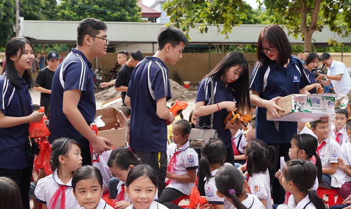 Học sinh Đinh Tiên Hoàng được tham gia nhiều hoạt động tập thể để vừa đáp ứng nhu cầu phát triển tâm lý lứa tuổi, vừa tạo môi trường học sinh trải nghiệm những giá trị sống, kỹ năng sống được học. (Ảnh nhà trường cung cấp) Học sinh Đinh Tiên Hoàng được tham gia nhiều hoạt động tập thể để vừa đáp ứng nhu cầu phát triển tâm lý lứa tuổi, vừa tạo môi trường học sinh trải nghiệm những giá trị sống, kỹ năng sống được học. (Ảnh nhà trường cung cấp)