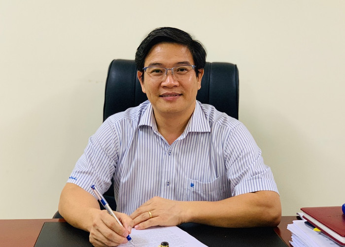 “Cũng lưu ý thêm, sách giáo khoa chỉ là tài liệu dạy học quan trọng, chương trình thống nhất chung toàn quốc là pháp lệnh cao nhất và tất cả hoạt động chuyên môn trong các cơ sở giáo dục phổ thông phải dựa vào chương trình, theo đúng yêu cầu của chương trình” – ông Thái Văn Tài lưu ý. (Ảnh: Thùy Linh) “Cũng lưu ý thêm, sách giáo khoa chỉ là tài liệu dạy học quan trọng, chương trình thống nhất chung toàn quốc là pháp lệnh cao nhất và tất cả hoạt động chuyên môn trong các cơ sở giáo dục phổ thông phải dựa vào chương trình, theo đúng yêu cầu của chương trình” – ông Thái Văn Tài lưu ý. (Ảnh: Thùy Linh)