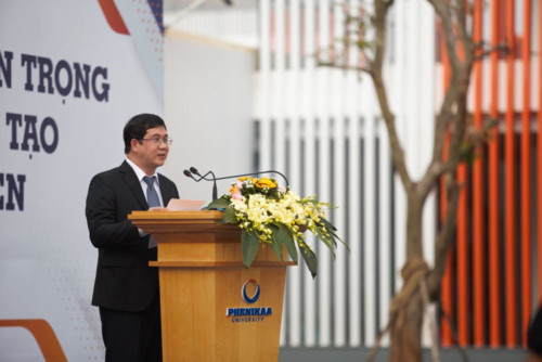Phó giáo sư Phạm Thành Huy – Hiệu trưởng Trường Đại học Phenikaa phát biểu tại lễ khai giảng. Phó giáo sư Phạm Thành Huy – Hiệu trưởng Trường Đại học Phenikaa phát biểu tại lễ khai giảng.