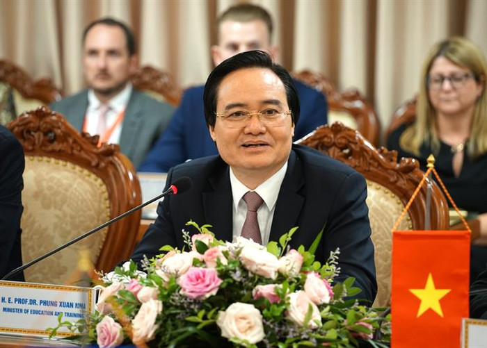 Bộ trưởng Phùng Xuân Nhạ mong muốn sẽ nhận được sự hỗ trợ nhiều hơn nữa từ Vương quốc Anh cho giáo dục Việt Nam, trong đó tập trung vào một số vấn đề như: đào tạo đội ngũ giáo viên tiếng Anh, kiểm định chất lượng giáo dục, liên kết đào tạo đại học, thúc đẩy đầu tư dự án đại học Việt - Anh...