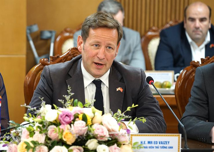 Ông Ed Vaizey, Đặc phái viên thương mại của Thủ tướng Anh cảm ơn sự tiếp đón thịnh tình của Bộ trưởng Phùng Xuân Nhạ và tin tưởng, Bản ghi nhớ hợp tác được ký kết sẽ thúc đẩy mạnh mẽ hơn nữa hợp tác giáo dục và đào tạo giữa Việt Nam và Vương quốc Anh