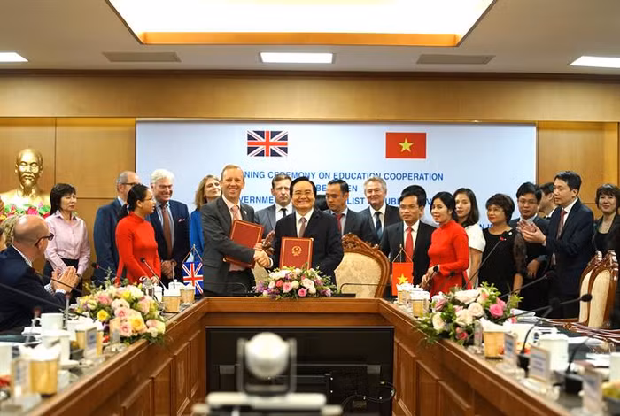 Bộ trưởng Phùng Xuân Nhạ và Đại sứ Vương quốc Anh tại Việt Nam Gareth Ward ký kết biên bản ghi nhớ hợp tác giáo dục giữa Chính phủ Việt Nam và Chính phủ Liên hiệp Vương quốc Anh và Bắc Ai-len