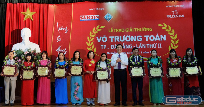 Đà Nẵng vinh danh 25 thầy cô tiêu biểu, có nhiều thành tích xuất sắc. (Trong ảnh: thầy cô Đà Nẵng nhận giải thưởng Võ Trường Toản) Đà Nẵng vinh danh 25 thầy cô tiêu biểu, có nhiều thành tích xuất sắc. (Trong ảnh: thầy cô Đà Nẵng nhận giải thưởng Võ Trường Toản)