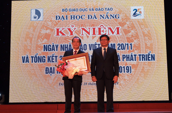 Nhà giáo ưu tú Phan Văn Hòa được trao tặng Huân chương Lao động hạng Nhì. Nhà giáo ưu tú Phan Văn Hòa được trao tặng Huân chương Lao động hạng Nhì.
