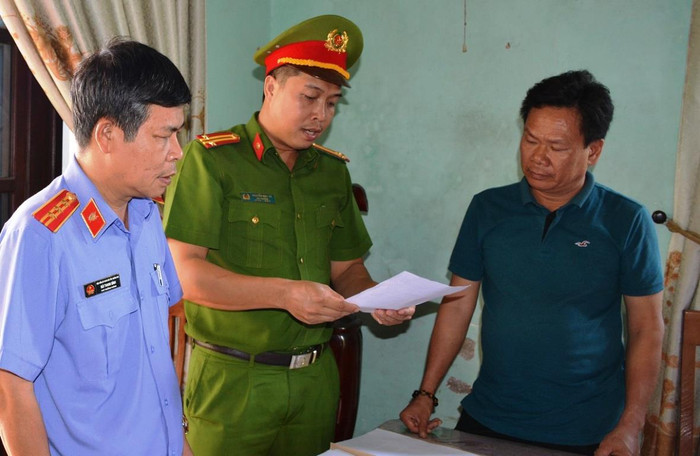 Công an tống đạt các quyết định đối với ông Lê Tự Trung. Ảnh: CTV Công an tống đạt các quyết định đối với ông Lê Tự Trung. Ảnh: CTV