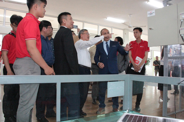 Lãnh đạo Sở Thông tin và Truyền thông Đà Nẵng cùng đại diện Đại học Đà Nẵng tham quan phòng nghiên cứu và đào tạo thực hành chuyển đổi số. Ảnh: AN Lãnh đạo Sở Thông tin và Truyền thông Đà Nẵng cùng đại diện Đại học Đà Nẵng tham quan phòng nghiên cứu và đào tạo thực hành chuyển đổi số. Ảnh: AN