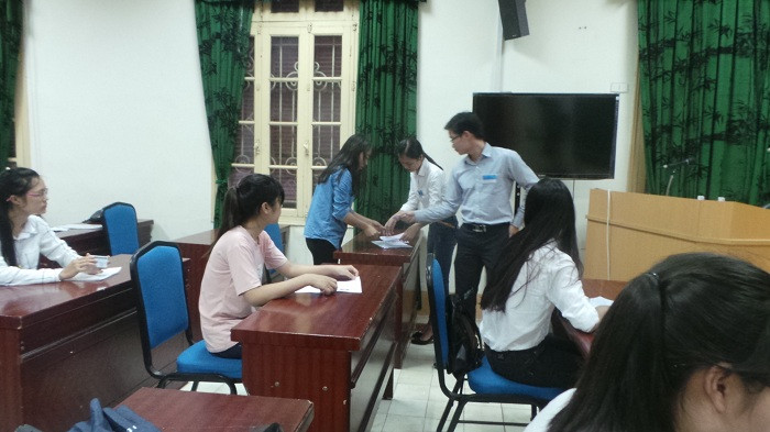 Giám thị điểm danh thí sinh có tên trong danh sách (Ảnh: Phương Thảo)