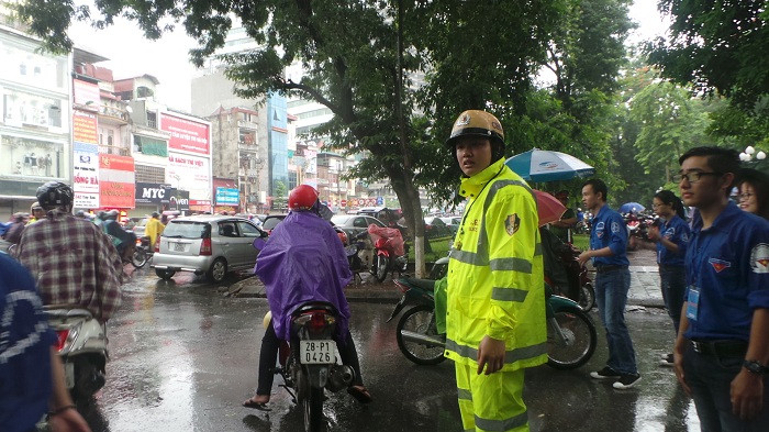 Mặc dù trời mưa to nhưng các TNV và lực lượng chức năng vẫn thực hiện nhiệm vụ của mình (Ảnh: Phương Thảo)