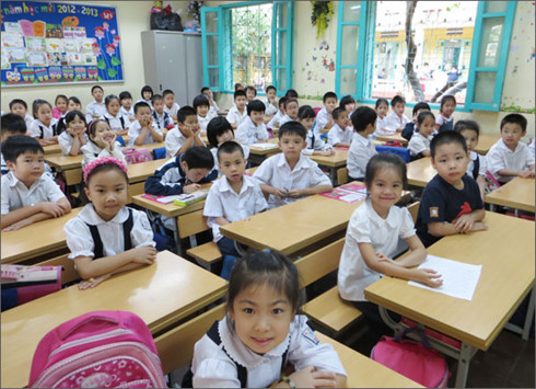 Đâu phải cứ mang phong bì tới thì mới xin học trái tuyến được cho con (Ảnh: vov.vn) Đâu phải cứ mang phong bì tới thì mới xin học trái tuyến được cho con (Ảnh: vov.vn)