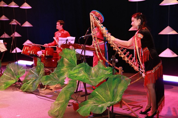 Nghệ sĩ Thu Thuỷ Học viện Âm nhạc Quốc gia Việt Nam trình diễn đàn T'rưng. Nghệ sĩ Thu Thuỷ Học viện Âm nhạc Quốc gia Việt Nam trình diễn đàn T'rưng.