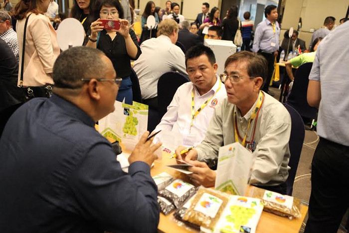 Các doanh nghiệp gặp gỡ, trao đổi và giao lưu thương mại tại Hội nghị. Các doanh nghiệp gặp gỡ, trao đổi và giao lưu thương mại tại Hội nghị.