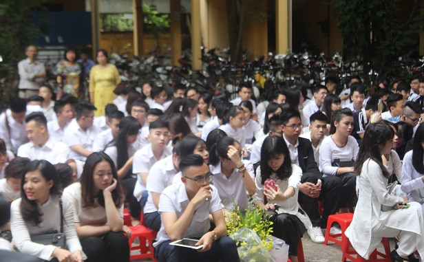 Ảnh: Lễ tri ân và trưởng thành học sinh khối 12 của trường THPT Đinh Tiên Hoàng ảnh 1