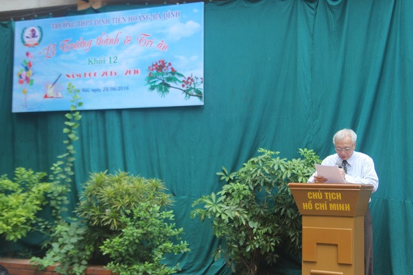 Ảnh: Lễ tri ân và trưởng thành học sinh khối 12 của trường THPT Đinh Tiên Hoàng ảnh 4