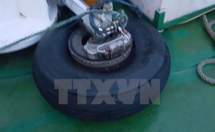 Ảnh: Các vật thể, mảnh vỡ của máy bay CaSa-212 thu được trên biển ảnh 1 Ảnh: Các vật thể, mảnh vỡ của máy bay CaSa-212 thu được trên biển ảnh 1